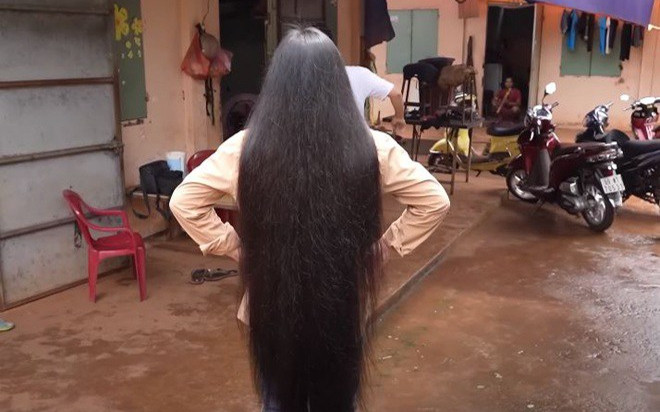 Chàng trai sở hữu mái tóc dài 1m35, ai hỏi mua cũng không bán, bất ngờ cắt bỏ vì lý do xúc động Ảnh 2
