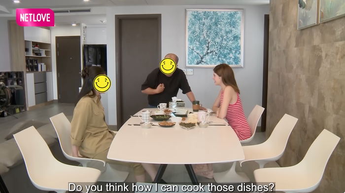 Căn hộ tại TP HCM của An Tây với tông màu trắng chủ đạo, được bày trí đơn giản nhưng rộng rãi và đầy đủ tiện nghi. (Nguồn: Ảnh chụp màn hình chương trình Gõ cửa thăm nhà)