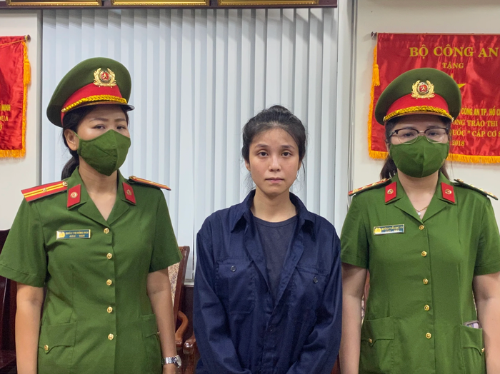 Mới đây, Nguyễn Đỗ Trúc Phương bị Công an TP.HCM khởi tố và bắt tạm giam để điều tra về hành vi Tàng trữ, Tổ chức sử dụng ma túy. Thông tin này nhanh chóng trở thành tâm điểm khắp các diễn đàn. Bởi lẽ, Trúc Phương là cái tên khá nổi tiếng trên mạng xã hội. Trúc Phương còn được gọi với biệt danh là 'cô tiên từ thiện'. Từ sự việc này, công chúng bất ngờ đổ dồn sự chú ý về cuộc sống đời thường sang chảnh cùng gu ăn mặc gợi cảm của Trúc Phương trước khi bị bắt.