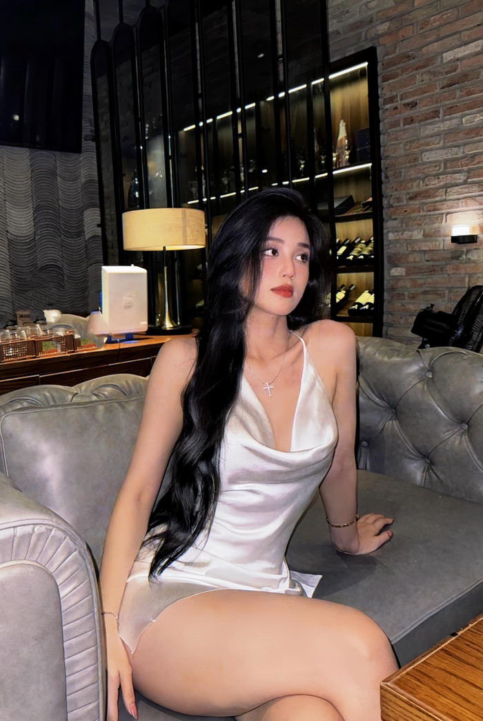 'Cô tiên từ thiện' Trúc Phương ưa chuộng những mẫu váy áo mang chất liệu mỏng manh, được thiết kế theo form dáng ngắn trên đầu gối. Không những vậy, thiết kế này còn có chi tiết khoét sâu vòng 1 mang đậm phong cách gợi cảm, phóng khoáng.