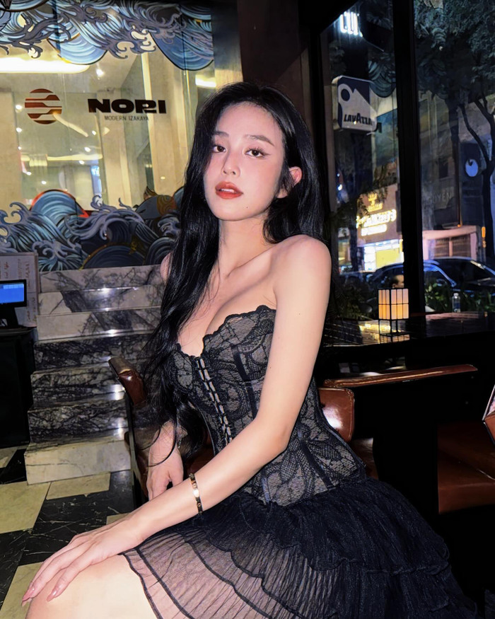 Ngoài những thiết kế mang chất liệu lụa, cotton quen thuộc, 'cô tiên từ thiện' Trúc Phương còn thử sức với mẫu váy mang chất liệu ren, xuyên thấu. Item này theo form dáng cúp ngực, để lộ phần vai trần.