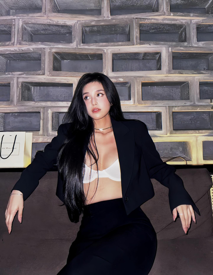 'Cô tiên từ thiện' Trúc Phương không ngại theo đuổi kiểu diện đồ lộ nội y. Trong một khoảnh khắc, cô khiến ai nấy cũng phải 'đỏ mặt' khi diện set suit đen, thả hờ hững và không cài cúc phần áo. Trúc Phương để lộ phần nội y màu trắng cùng đường chân ngực.