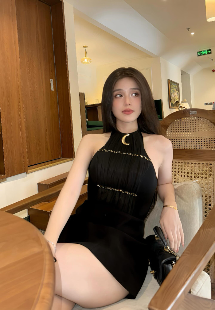 Thời trang đời thường của Trúc Phương khá đơn giản, thường tập trung vào những item mang gam màu đối lập trắng - đen. Phần lớn, váy áo được cô lựa chọn sẽ tiết chế tối đa hoạ tiết và tập trung vào form dáng ôm sát, tôn lên đường cong cơ thể. 