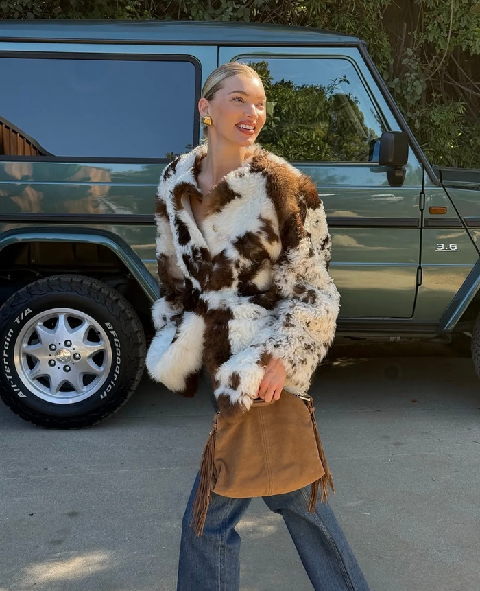 Chất liệu lông thú hiện hữu ở đa dạng màu sắc nhưng kén chọn item.