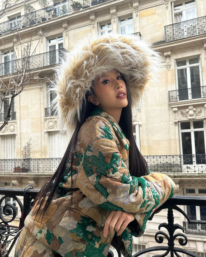 Đừng quên phối cùng phụ kiện lông vũ để outfit lông vũ thêm ấn tượng.