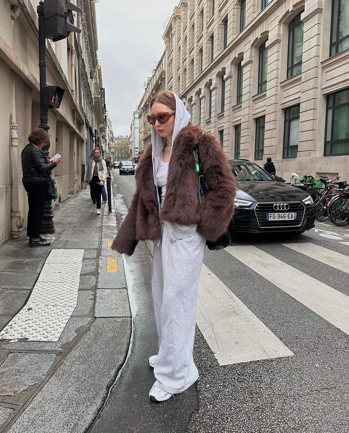 Kết hợp áo khoác lông vũ cùng phong cách đường phố mang lại 'hơi thở' mới cho thời trang.