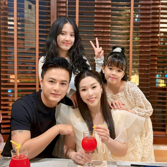 Vợ chồng Hồng Đăng viên mãn sau 16 năm cưới, sinh 2 cô con gái xinh xắn.
