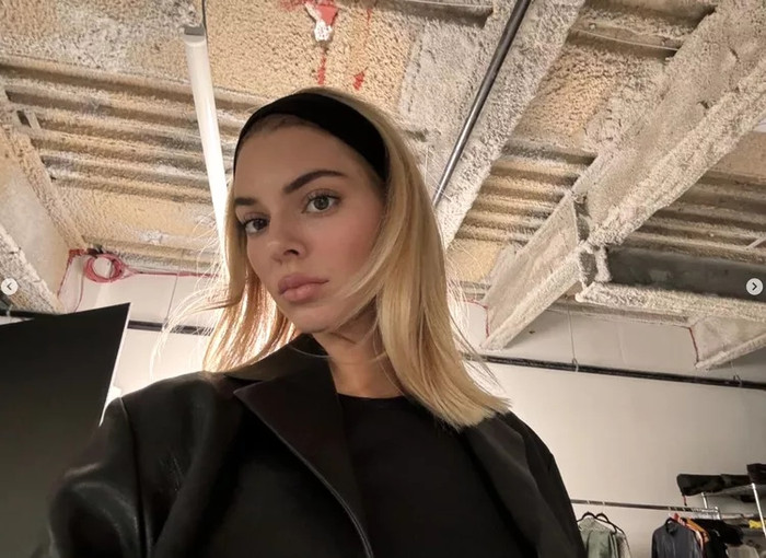 Kendall Jenner từng chọn phong cách tóc dài hơn, mang sắc vàng óng ả đầy nữ tính.