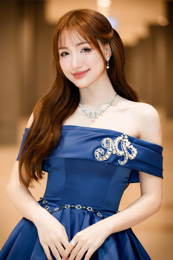 Hoà Minzy tích cực trang điểm xinh đẹp, ăn vận chỉn chu mỗi khi đi biểu diễn. Ảnh: FBNV