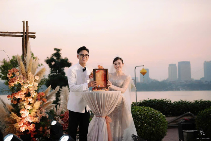 Minh Hoàng và Kim Ngân chính thức về chung nhà.