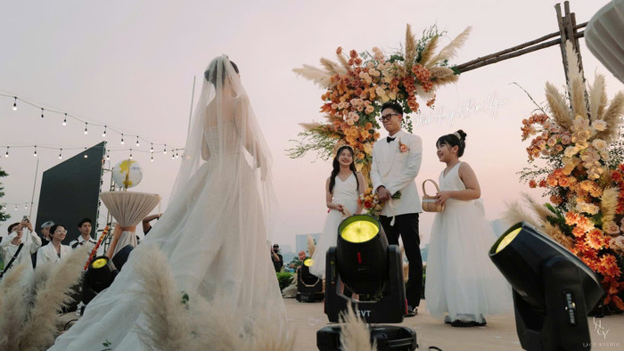 Hai con gái riêng của bà xã Minh Hoàng đưa mẹ vào lễ đường.