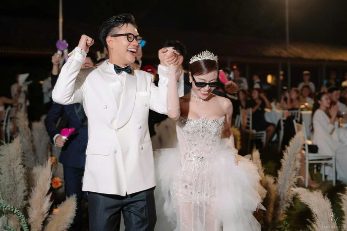 Cặp đôi 'quẩy' cực sung trong đám cưới.