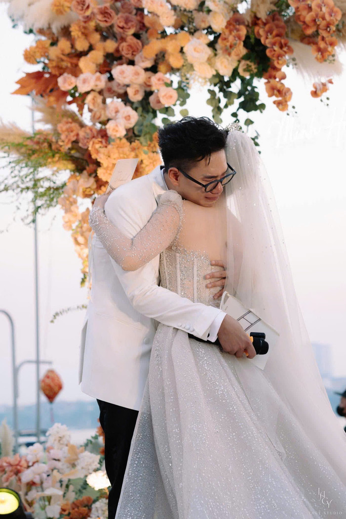 Chú rể Minh Hoàng bật khóc ngay trên sân khấu.