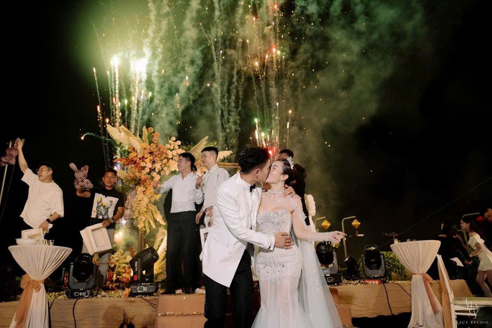 Dàn khách mời hạnh phúc chứng kiến những khoảnh khắc ngọt ngào diễn viên Minh Hoàng và bà xã hơn tuổi trong hôn lễ.