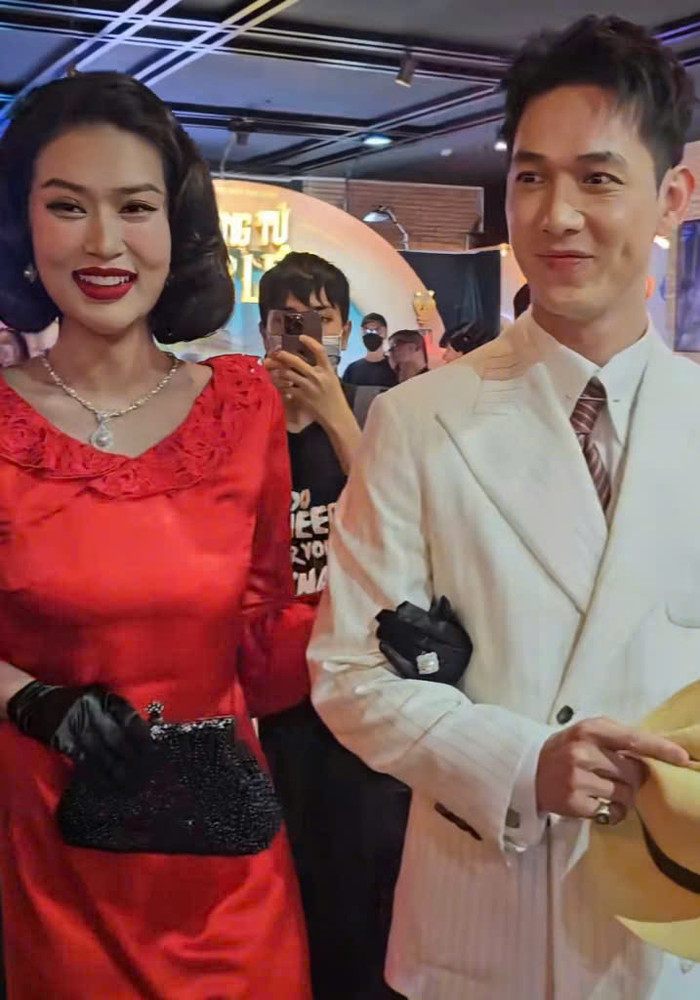 Đoàn Thiên Ân tình tứ bên đàn anh lớn hơn 9 tuổi - Song Luân.