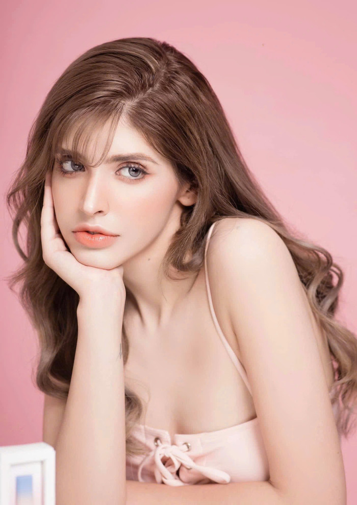 An Tây thường xuyên chia sẻ về cuộc sống sang chảnh, diện đồ hiệu đắt đỏ và check-in những địa điểm sang trọng.