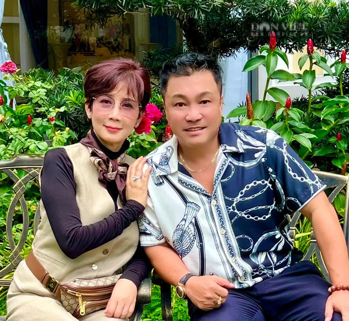Diễm Hương hội ngộ Lý Hùng vào năm 2022. Cô rời làng giải trí từ năm 1997, qua nước ngoài sinh sống.