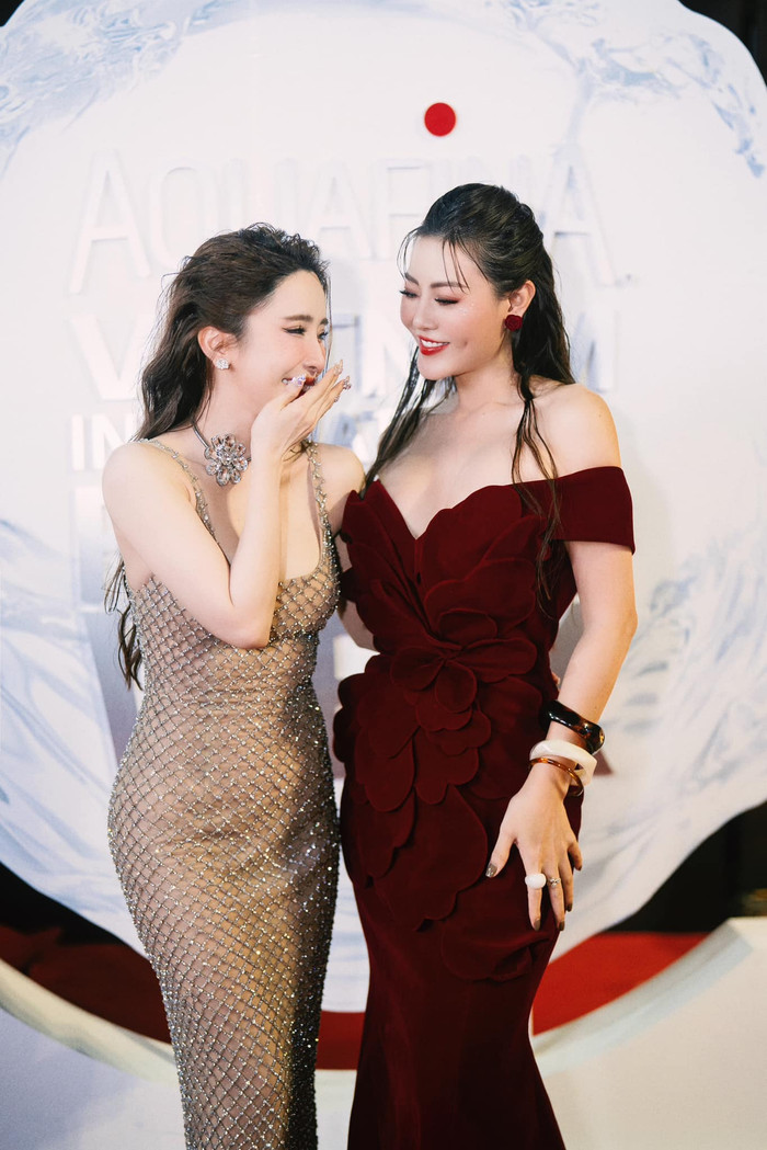 Thanh Hương đọ sắc vóc quyến rũ bên cạnh nữ diễn viên Quỳnh Nga. 