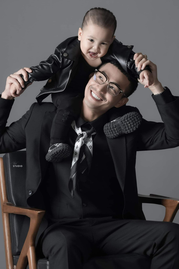 Nguyễn Mạnh Cường ít khi đăng ảnh vợ lên mạng xã hội nhưng chăm chỉ khoe con trai cưng. 