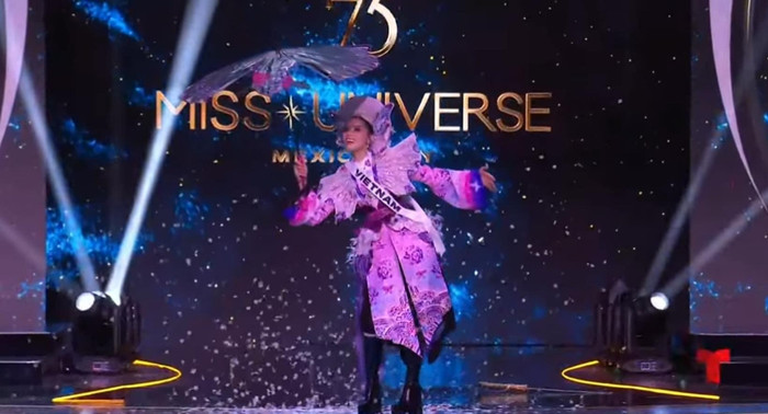 Hoa hậu Kỳ Duyên trưng dụng 'skill' bung ô, tạo hiệu ứng hoa rơi.