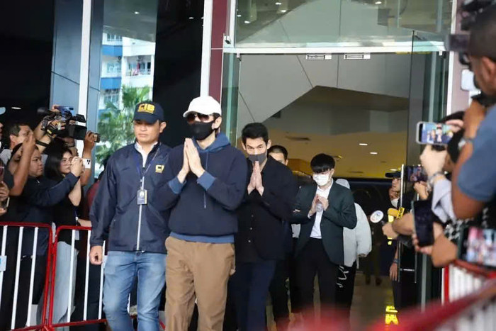 Tất cả 18 bị can, mỗi người được gọi là 'ông chủ' trong hệ thống tiếp thị của The Icon Group, bị bắt vào ngày 16/10 sau khi nhiều người nộp đơn tố cáo The Icon Group lừa đảo.