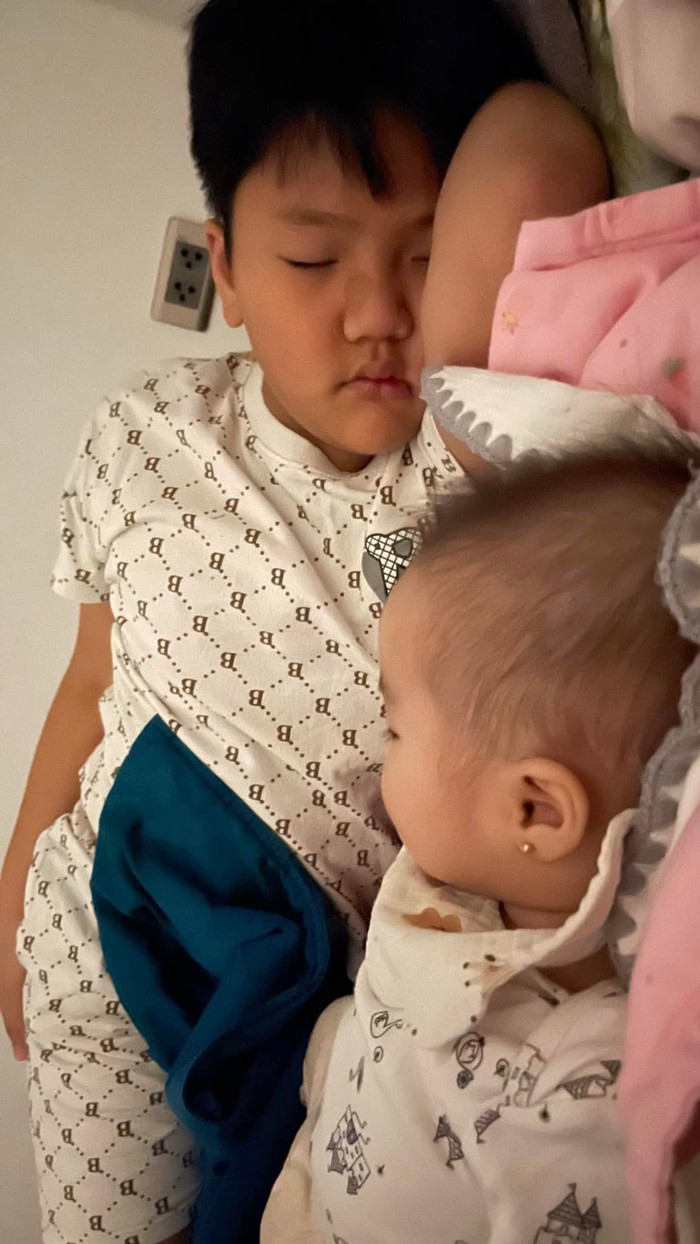 Thu Quỳnh hạnh phúc khoe 2 con. 