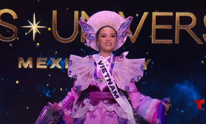 Hoa hậu Kỳ Duyên tỏa sáng trong phần thi trang phục dân tộc. 