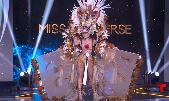 Đại diện Aruaba - người đẹp tên Anouk Eman, 32 tuổi để lộ quần bảo hộ bên trong do phần váy chỉ được làm từ những dây xích nhỏ tua rua. 