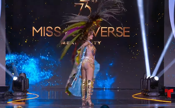 Đại diện Colombia - người đẹp Daniela Toloza vô tình để lộ vòng ba ngồn ngộn trước ống kính khi xoay người. 