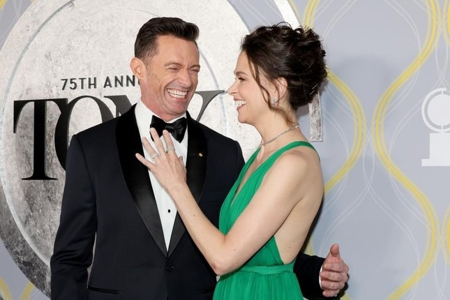 Hugh Jackman vướng nghi vấn có mối quan hệ ngoài luồng với bạn diễn Sutton Foster. 