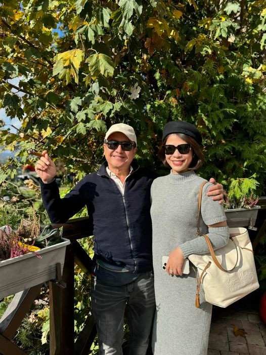 NSƯT Chí Trung đăng ảnh tình tứ bên bạn gái là Á hậu, kém ông 17 tuổi kèm ở Mỹ. 