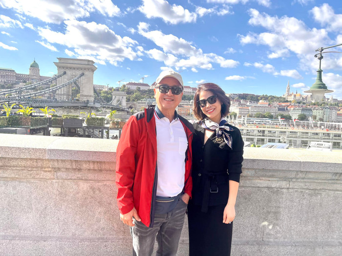 Nam nghệ sĩ và bạn gái có chuyến du lịch châu Âu vào tháng trước. 