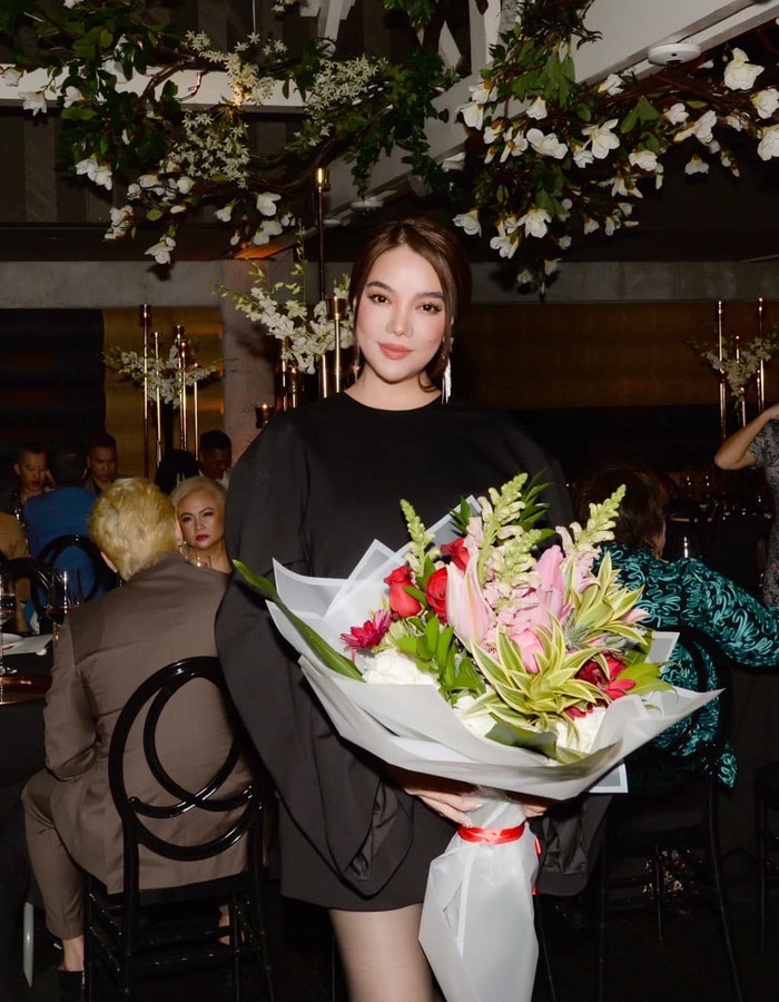 Trương Ngọc Ánh được tặng một bó hoa lớn, lộ rõ vẻ hạnh phúc trên gương mặt. Ảnh: FBNV