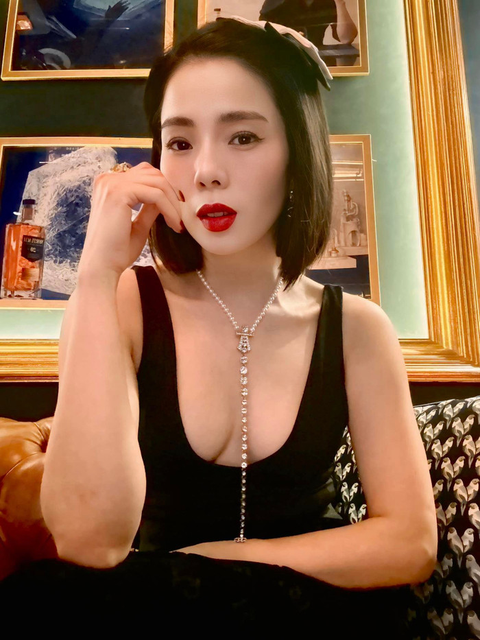 Lệ Quyên chuộng phong cách quyến rũ, chăm diện đồ khoét sâu. 