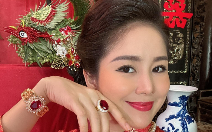Diễn viên Lê Phương đeo vàng kín người, khoe 'con dâu' xinh đẹp ở tuổi 39 Ảnh 2