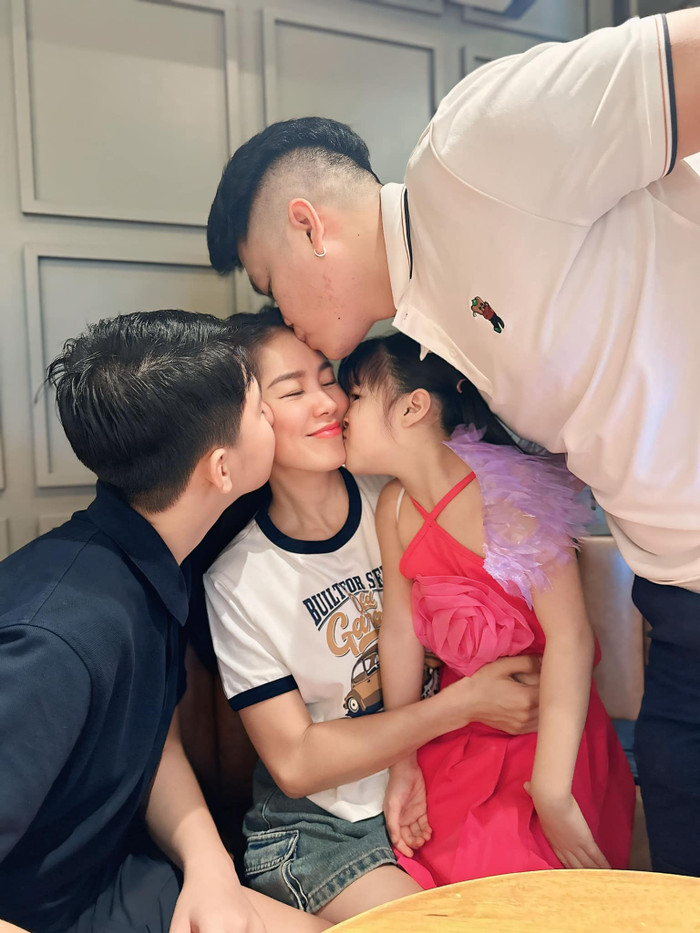 Lê Phương hiện có hôn nhân viên mãn bên chồng và 2 con. 