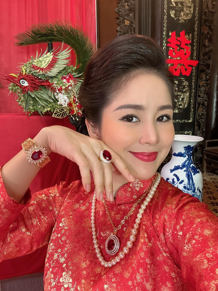 Diễn viên Lê Phương gây chú ý khi đăng ảnh đeo vàng, trang sức kín người và khoe con dâu xinh đẹp.