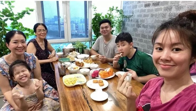 Mẹ chồng và mẹ ruột của Lê Phương hòa hợp, thân thiết với nhau.