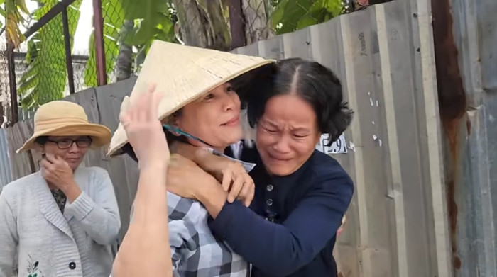 Gia đình oà khóc khi gặp lại em gái. 