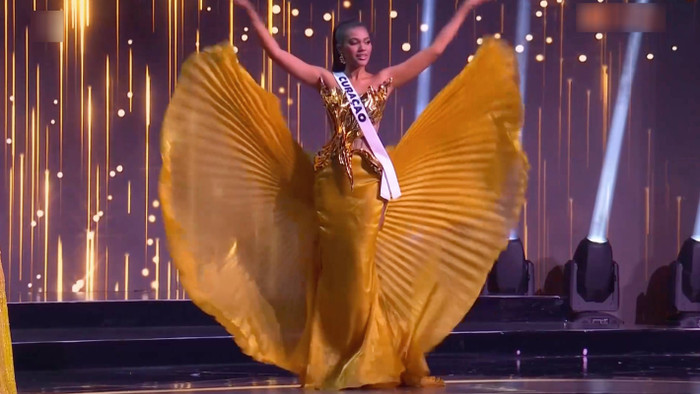 Thí sinh Curacao vấp váy dạ hội khi quay trở về lại hậu trường.