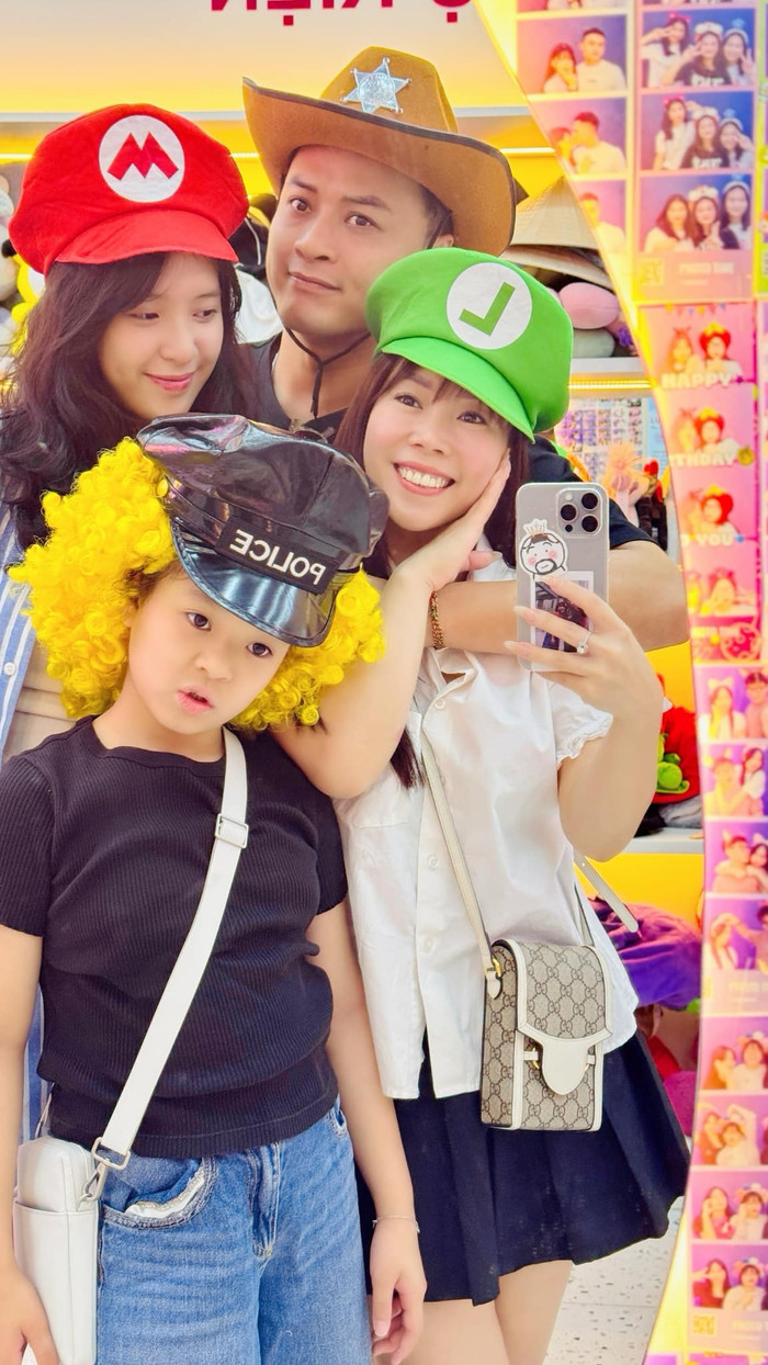 Vợ chồng nam diễn viên có 2 cô con gái. 