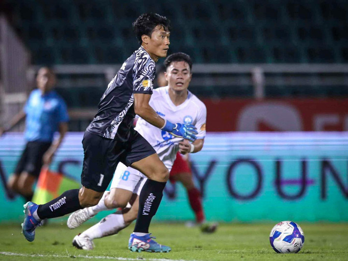 Thủ môn Bùi Tiến Dũng tạm thoát cảnh dự bị ở CLB TPHCM theo cách đặc biệt. Ảnh: CLB TPHCM