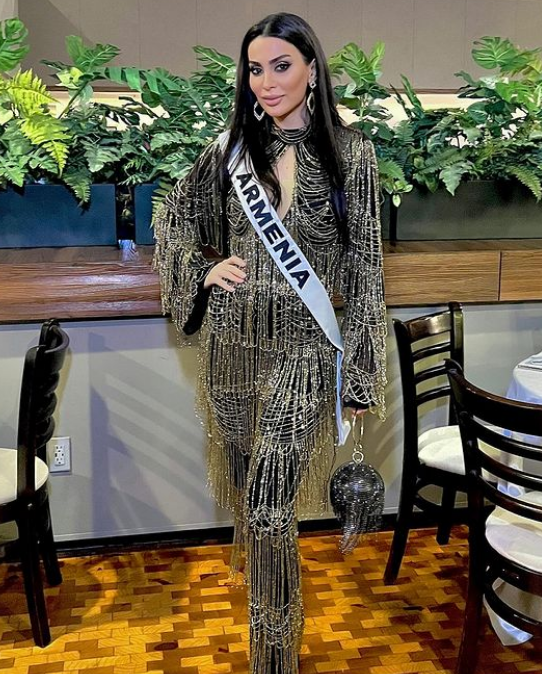 Chân dung thí sinh gây sốc nhất trong phần trình diễn áo tắm của bán kết Miss Universe 2024. 