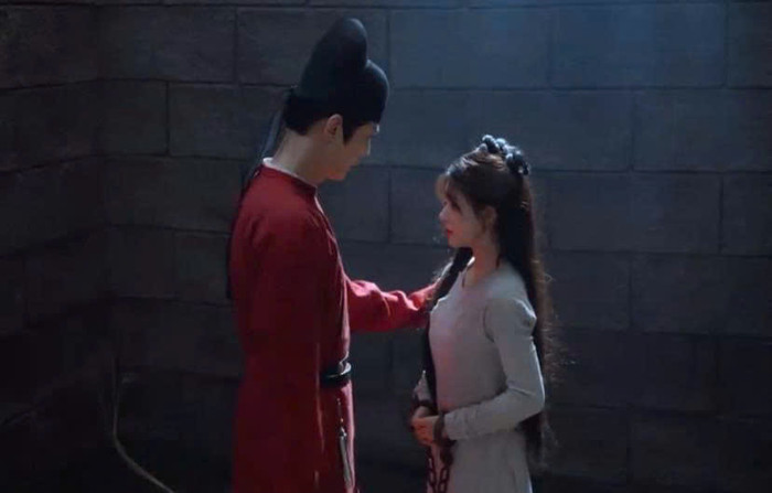 Trang phục tù nhân có chiết eo của Triệu Lộ Tư khiến khán giả ngao ngán.