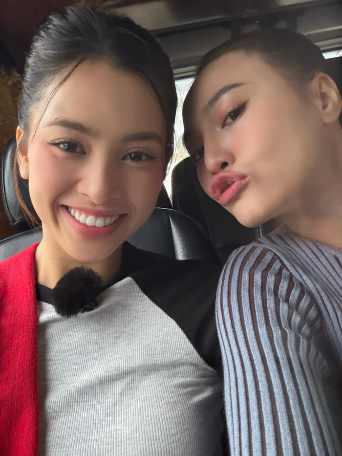 Showbiz 24h: Ninh Dương Lan Ngọc lộ rõ thần thái vui vẻ, tươi tỉnh bên cạnh Tiểu Vy. Ảnh: FBNV