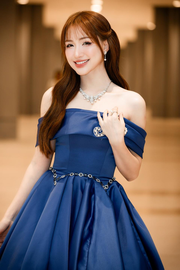 Showbiz 24h: Hoà Minzy khéo léo phủ nhận việc 'dao kéo' vì phong cách trang điểm mới lạ. Ảnh: FBNV