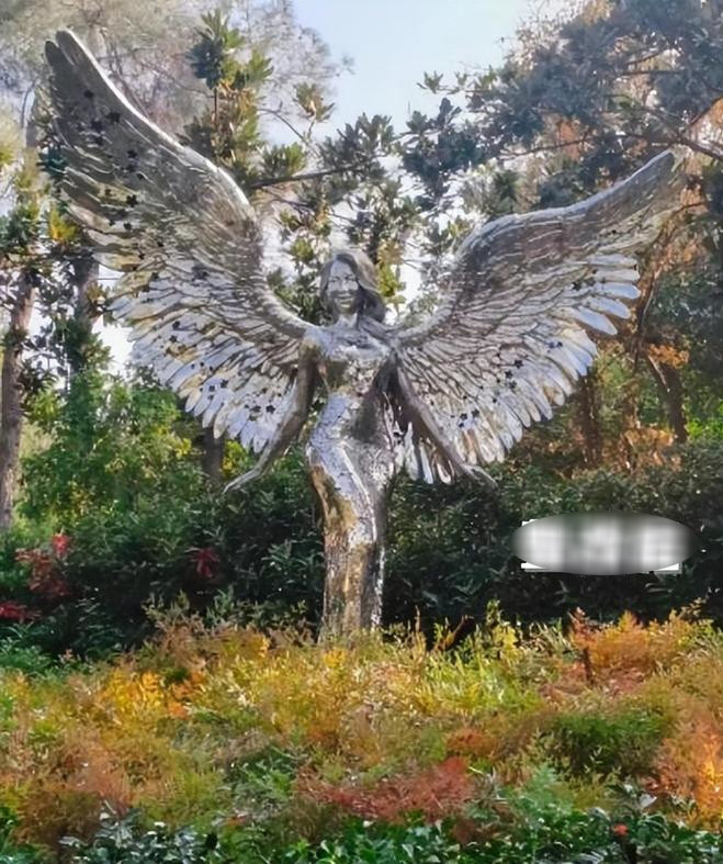 Mộ của Coco Lee cỏ mọc um tùm, hoang tàn sau 1 năm từ ngày nữ ca sĩ qua đời. 