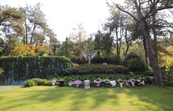 Chị gái của nữ ca sĩ lên tiếng giải thích rằng nghĩa trang nên cải tạo nên mọi thứ có hơi lộn xộn, tình trạng này sẽ sớm được khắc phục.