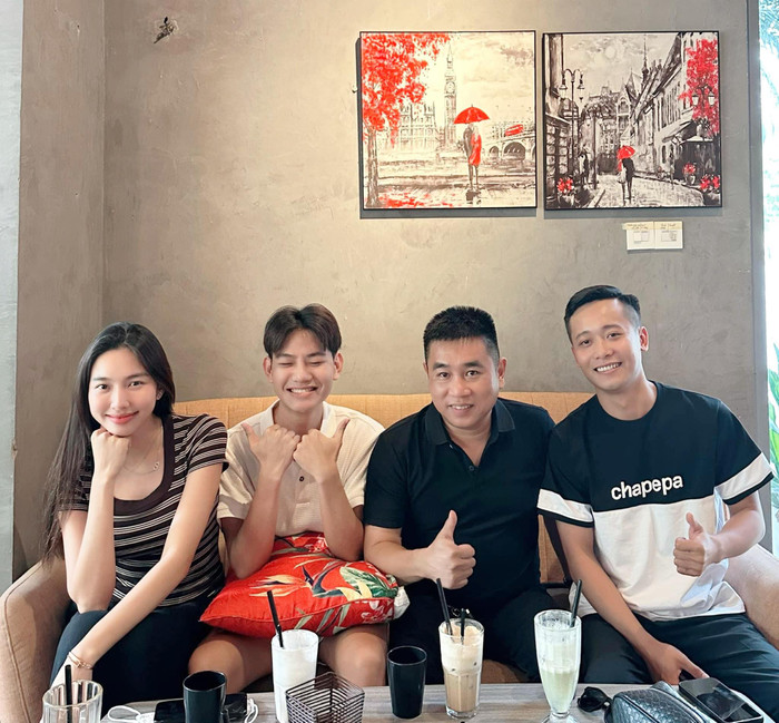 Hoa hậu Thuỳ Tiên và Quang Linh Vlogs luôn giữ khoảng cách mỗi khi chụp hình. Ảnh: FBNV