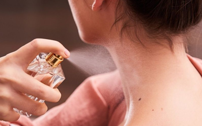 4 'mẹo' xịt nước hoa giúp lưu hương cả ngày Ảnh 2
